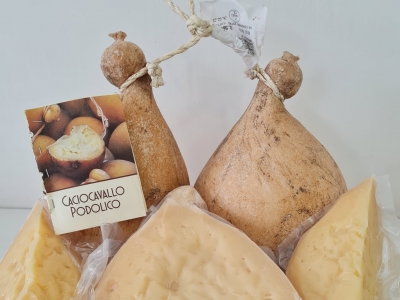 caciocavallo-podolico-prodotti-tipici-muzzarell