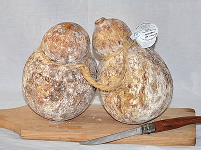 caciocavallo-stagionato-in-grotta-muzzarell-2
